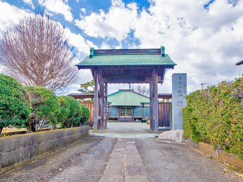 寺院山門の外観