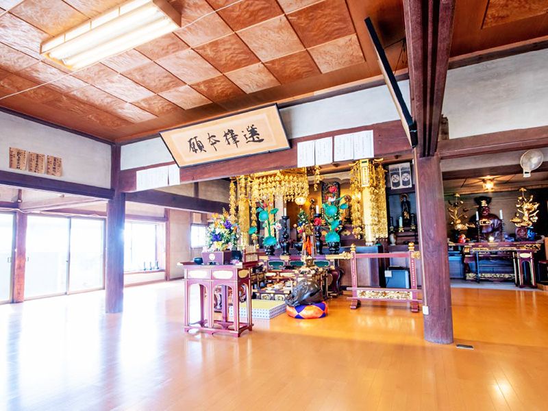 本堂内の広間と祭壇