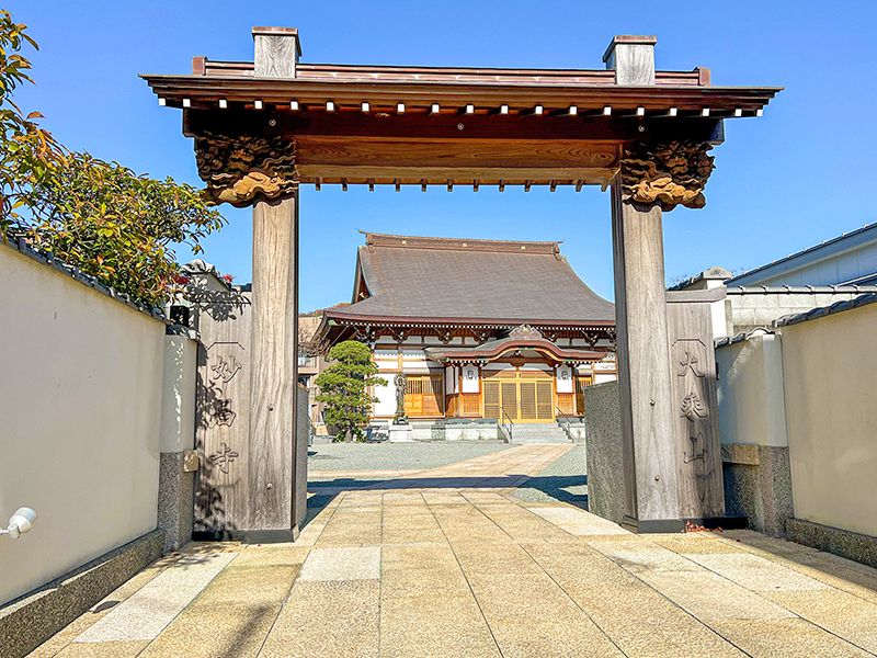 山門から本堂を望む