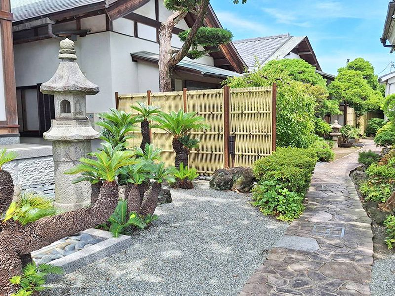 境内の古灯籠と蘇鉄