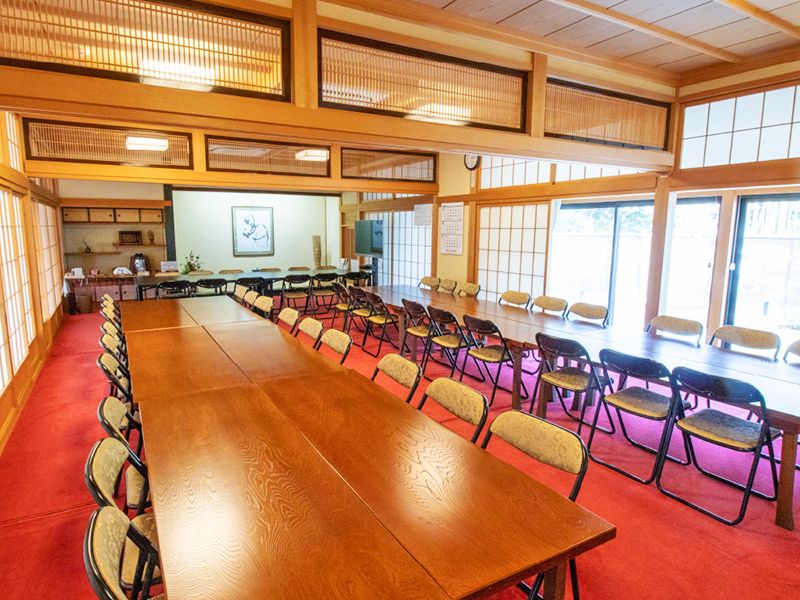 堂内の椅子席