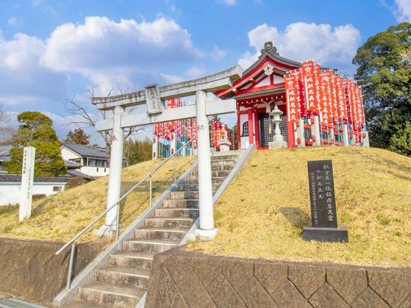 朱色のお堂と参道