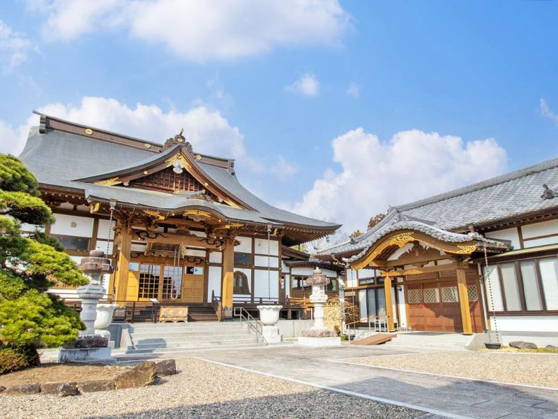 本堂と境内の外観