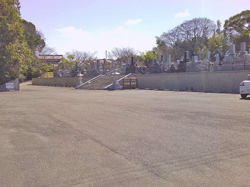 広くて整地された駐車場です。
