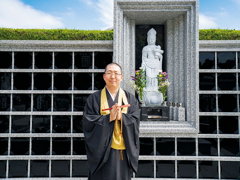 ご住職と永代供養墓『燈』