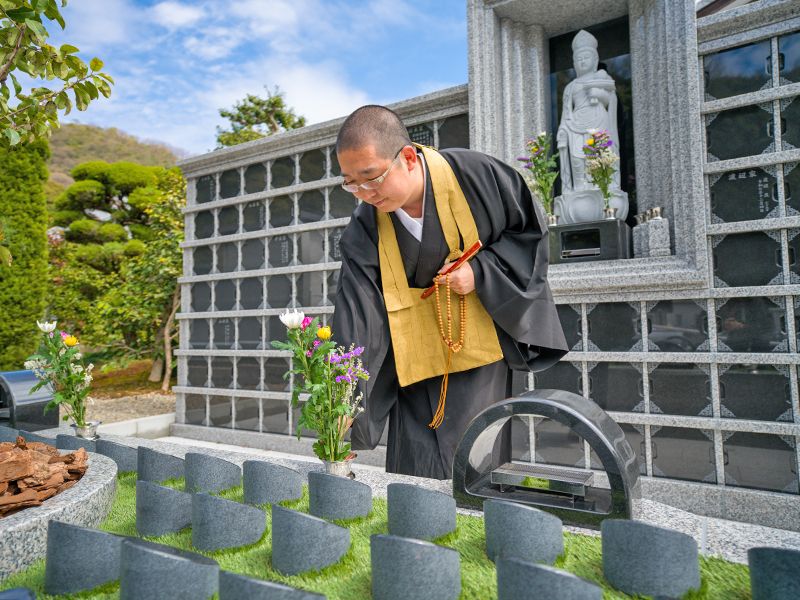 ご住職と樹木葬『永遠なる緑』