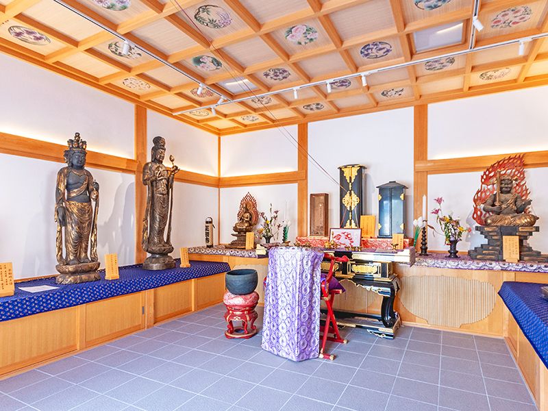 堂内の仏像と祭壇