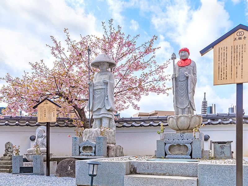 桜と石仏の供養碑