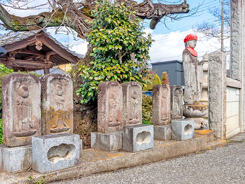 古い石仏と石碑