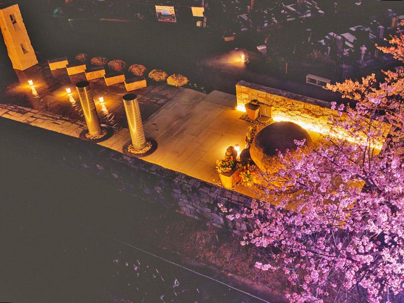浄縁墓：夜もライトアップしており、仕事帰りや親族でのご飯のあとにお参りができます