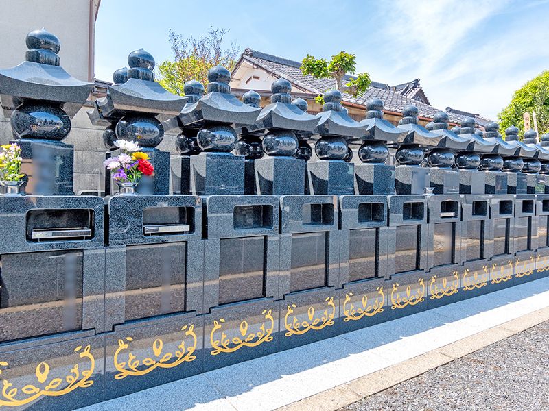 黒い納骨壇の列