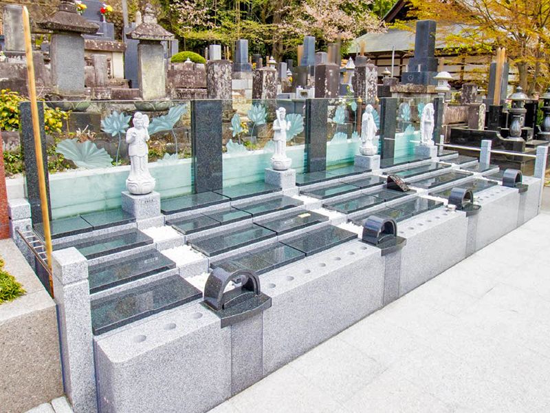 石張りの墓区画