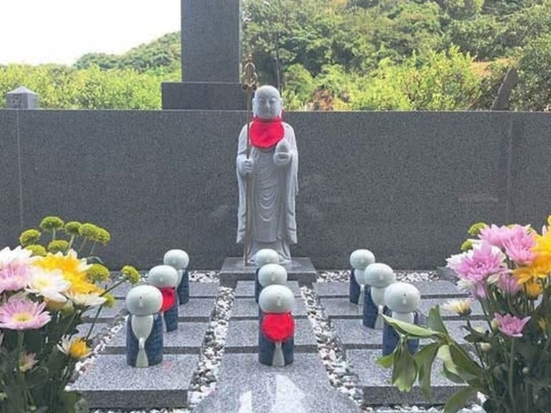 入佛寺墓苑