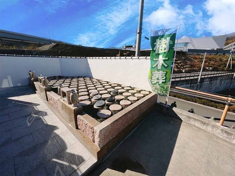 樹木葬「慈愛の里」。日当たりの良い立地です。