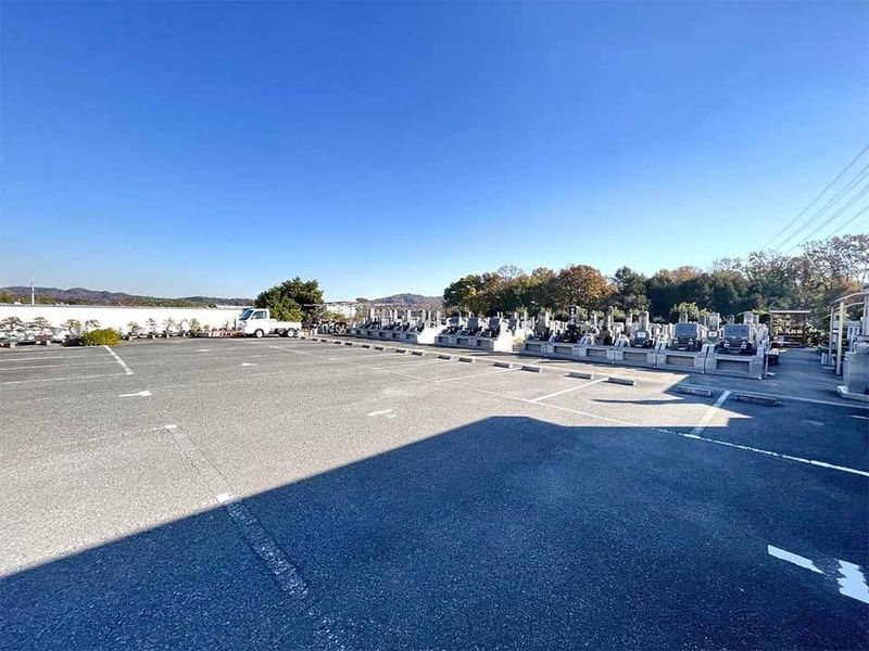 駐車場。全2箇所あり、お盆・お彼岸の込み合う時期でも駐車場に困りません。
