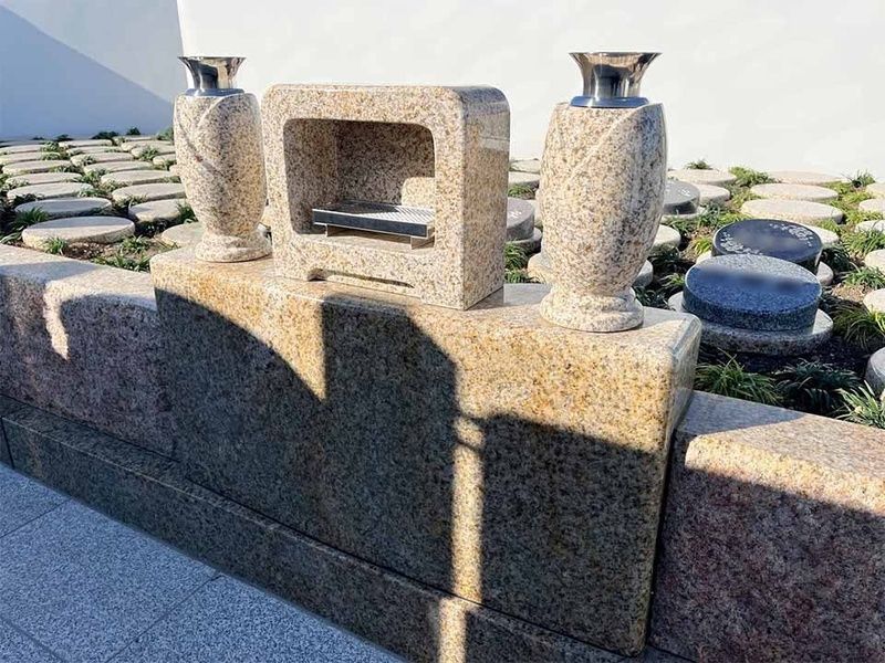 樹木葬墓苑前には花立、香炉完備。ゆっくりとお参りいただけます。