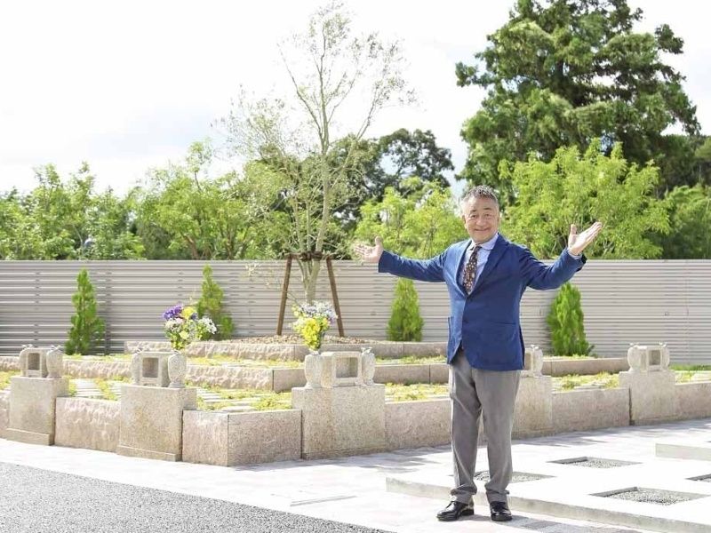 手入れの行き届いた明るい園内