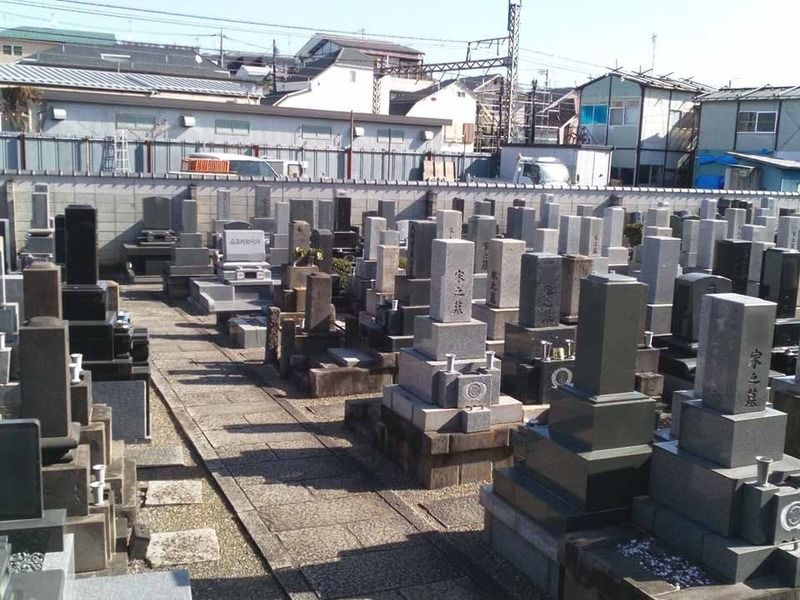 苑内は日当たり良好、お参りのし易い平坦地です