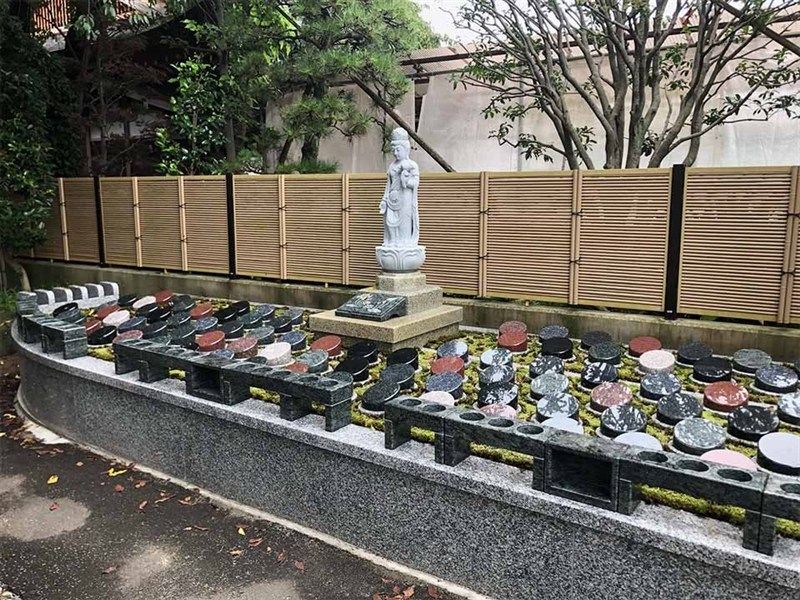 保春院墓苑