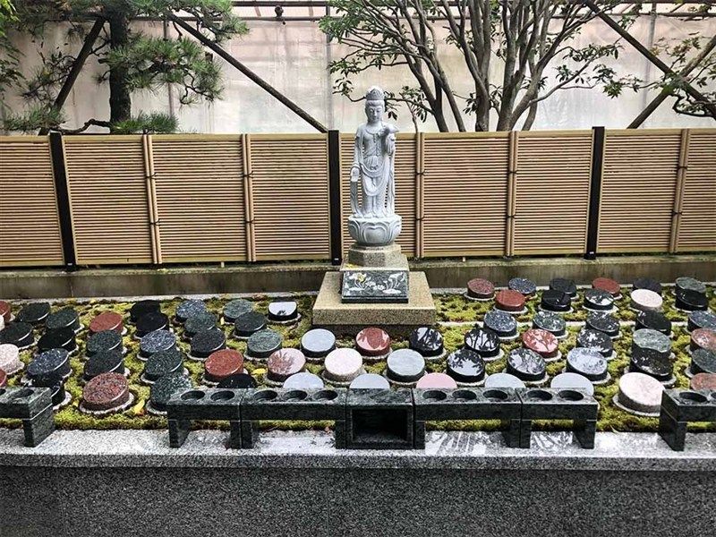 保春院墓苑