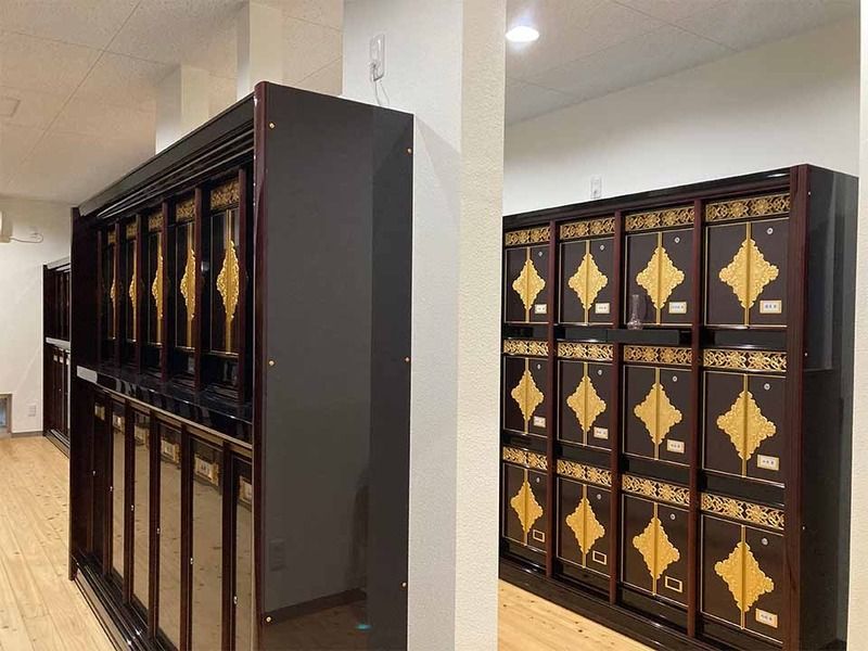 一段型納骨壇(左)、三段型納骨壇(右)