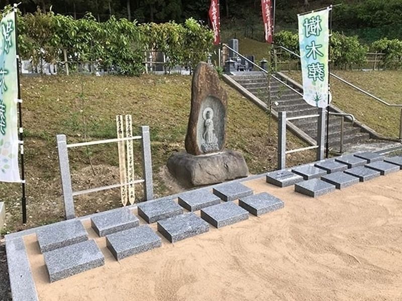 樹木葬墓地「蓮華廟」　個人区画(奥側)と夫婦区画(手前)があります