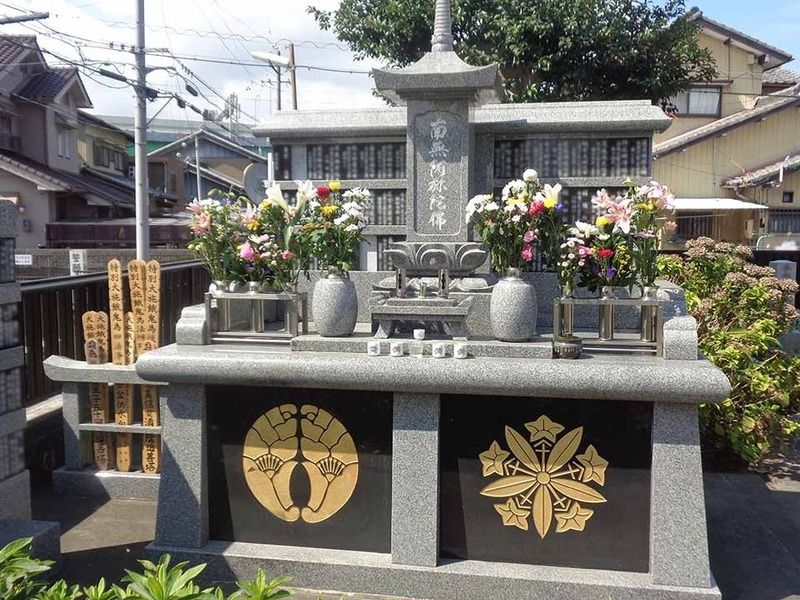 ①永代供養"合祀"墓　正月やお盆には特に大勢の方がお参りに来られます