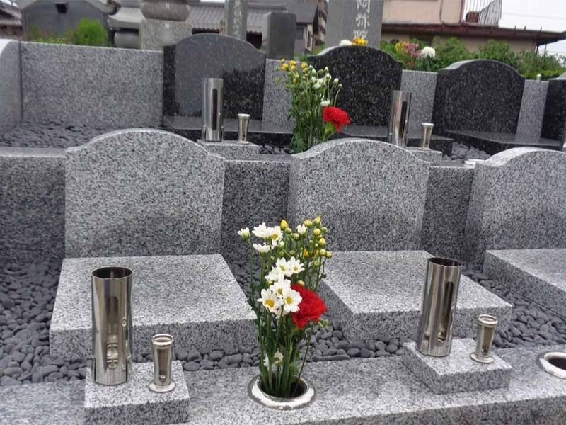 ②永代供養"個別"墓　花立などを一区画ごとに用意しています