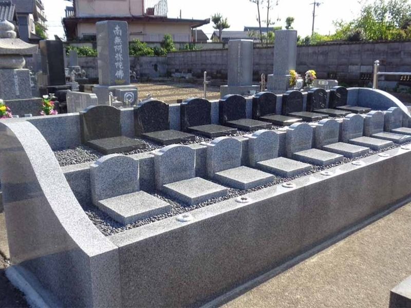 ②永代供養"個別"墓の全景　墓石の色は選べます