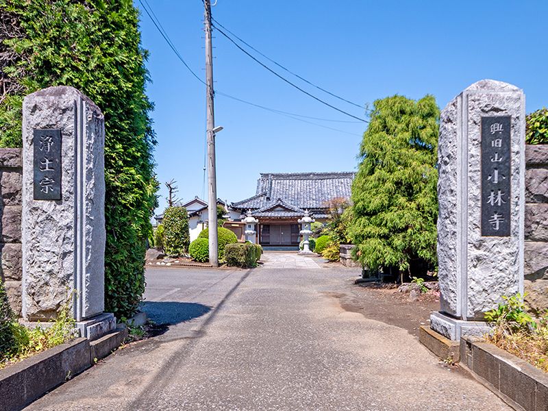 寺院入口の石柱