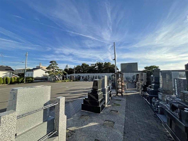 墓地に隣接した駐車場