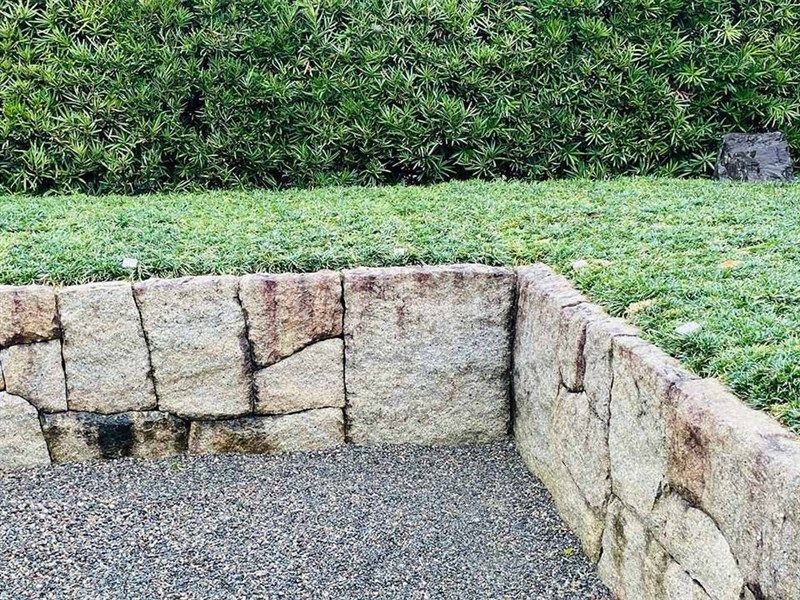 石積みされた高さのある樹木葬墓苑