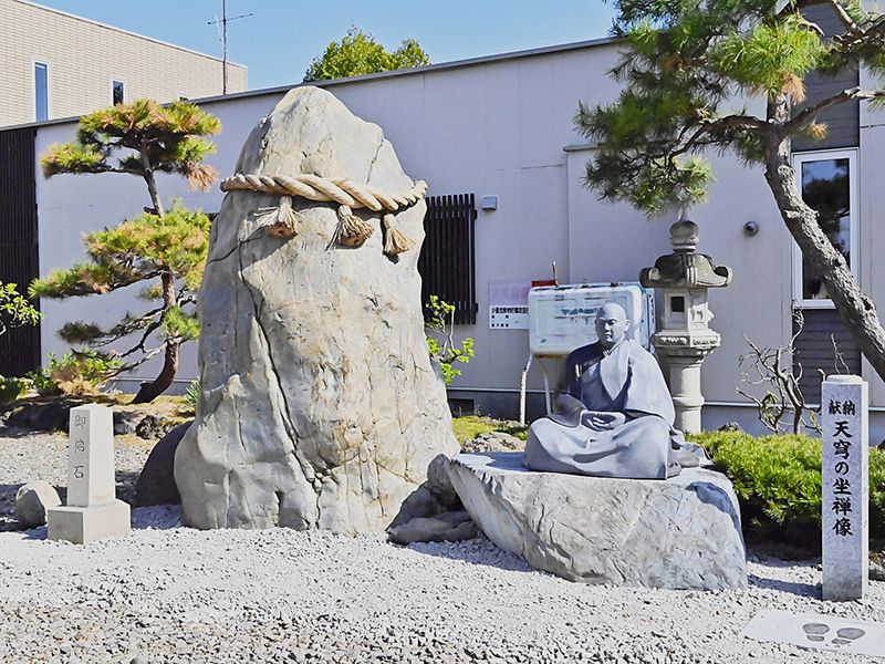 天穹の坐禅像