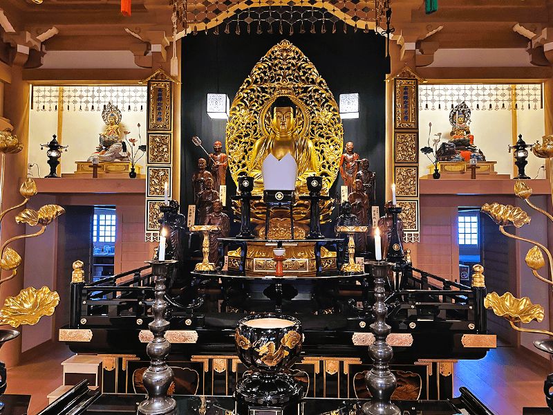 ご本尊(釈迦坐像・総丈 3.6m)
