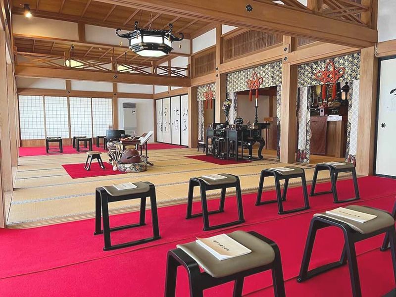 本堂内はエアコン完備