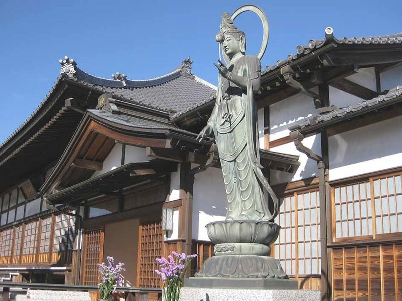 本堂前の天童山守護観音