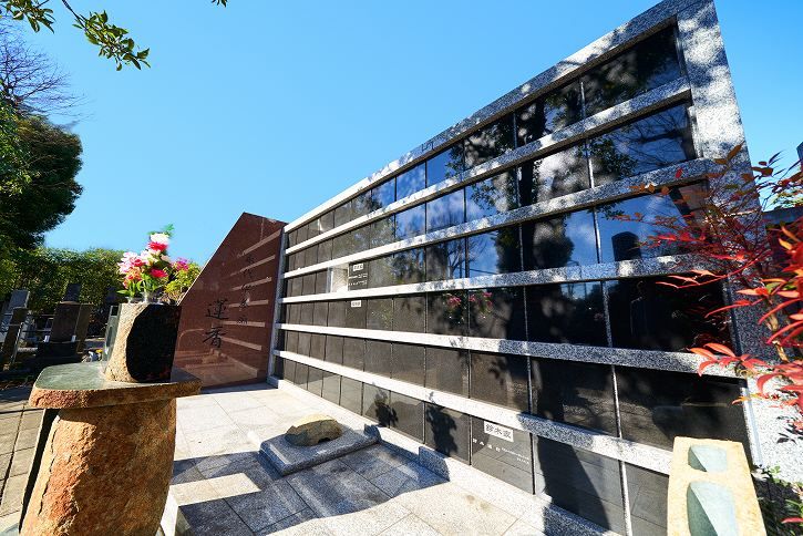 恵光メモリアル 新宿浄苑　永代供養 蓮香　屋外にあり開放的