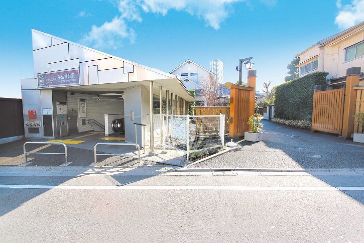 恵光メモリアル 新宿浄苑 ペットと眠る樹木葬テッセ　都営大江戸線牛込柳町駅すぐ横のエントランス