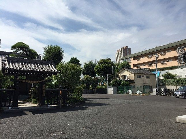 恵光メモリアル 新宿浄苑 ペットと眠る樹木葬テッセ　瑞光寺山門と広いスペースの駐車場