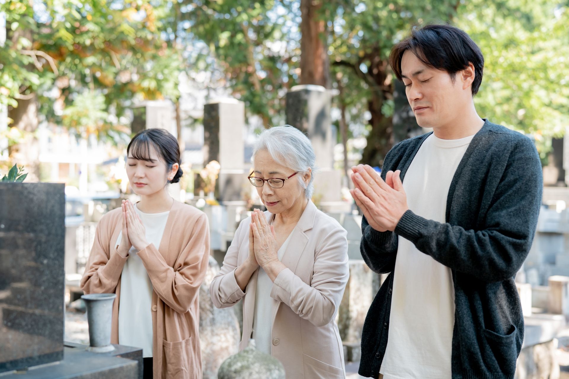 お墓・霊園を探す家族