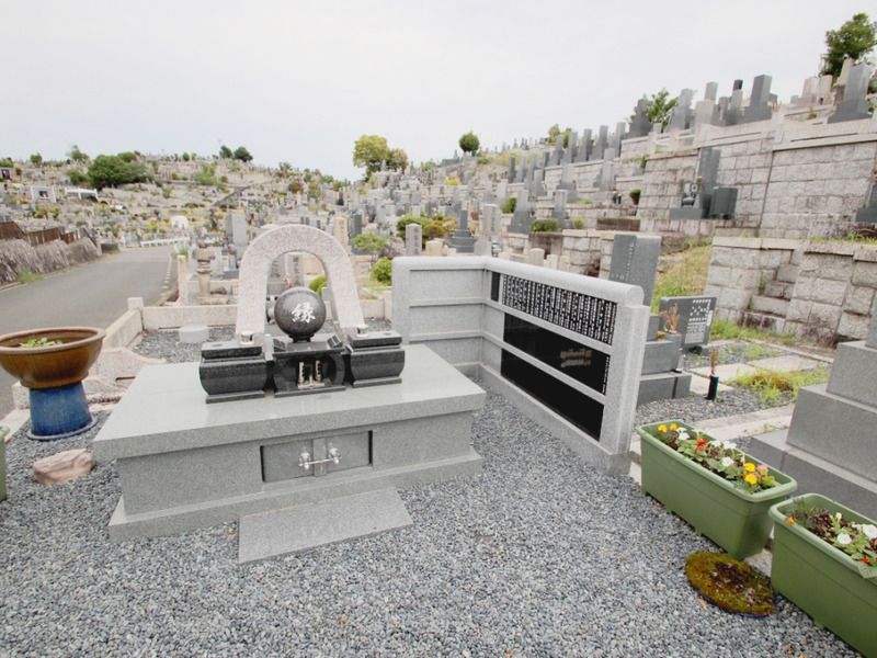 八事願生堂 庭園墓