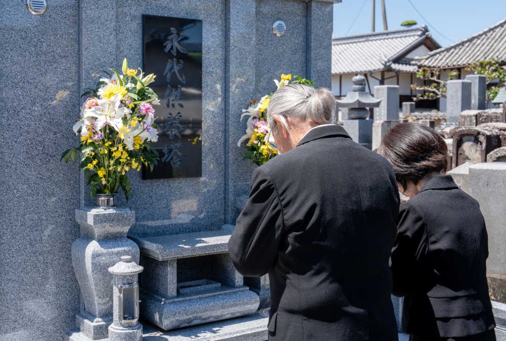 永代供養塔に手を合わせるご夫婦