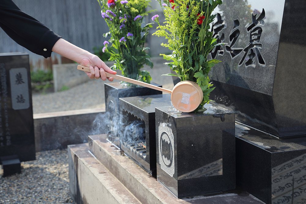 お墓参り・お墓のお手入れの様子