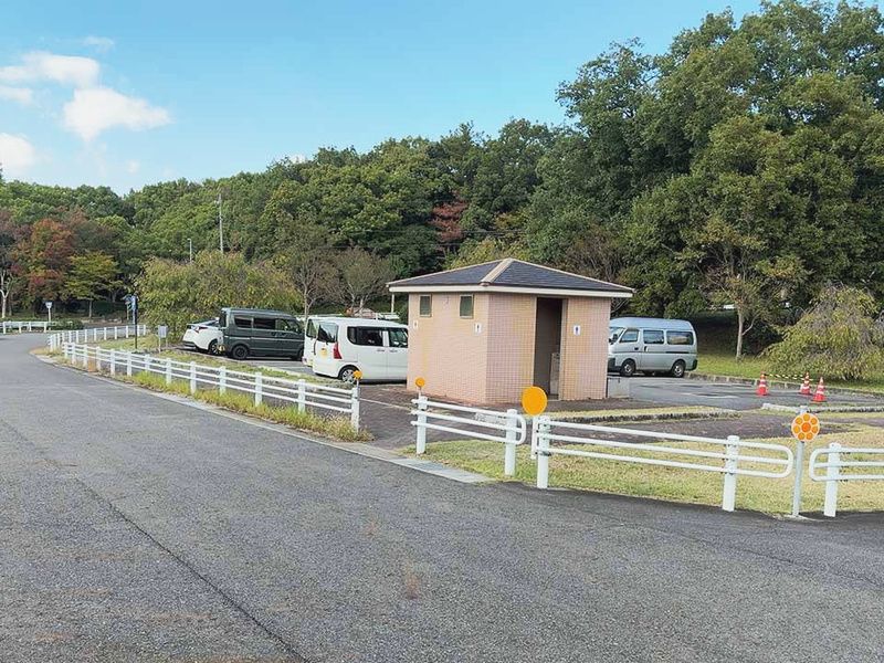 平和公園の駐車場はすぐ近く。お手洗いも隣接。