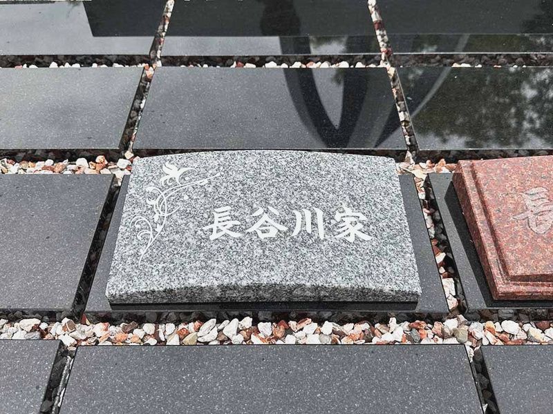 「個別区画」プレートの形状、石種、彫刻内容は選べます。(高級型)