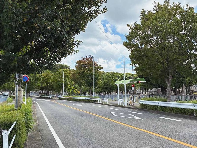 「平和公園バス停」から徒歩約1分の好立地。