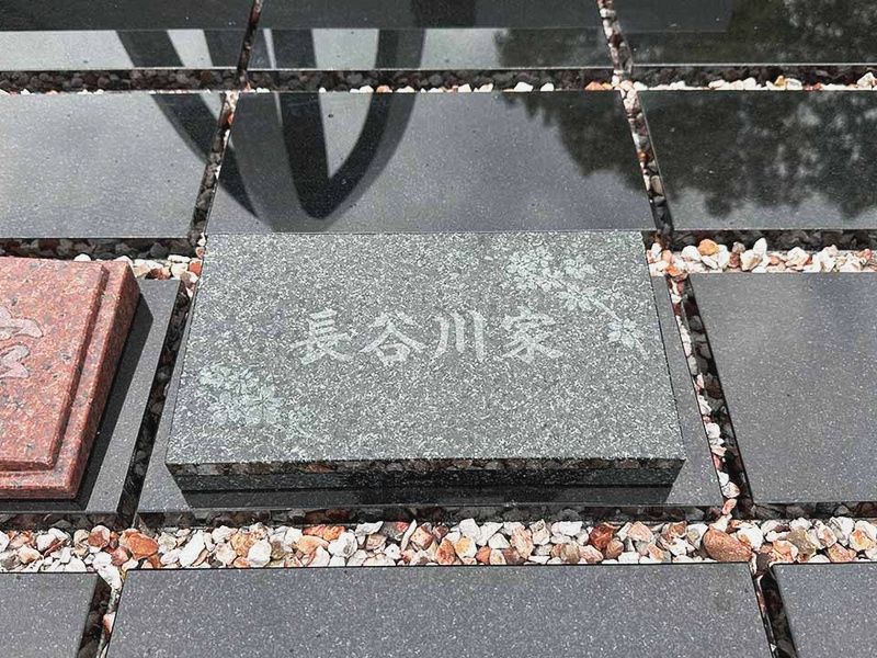 「個別区画」プレートの形状、石種、彫刻内容は選べます。(標準型)