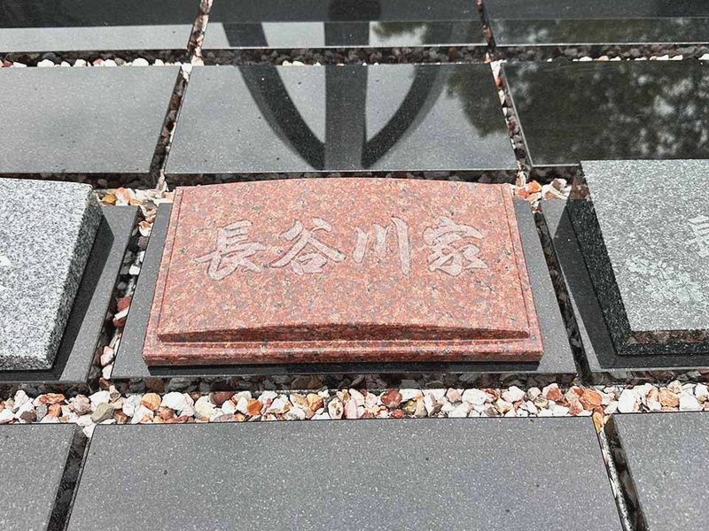 「個別区画」プレートの形状、石種、彫刻内容は選べます。(最高級型)