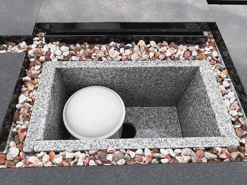 遺骨を納めるカロートは御影石で4寸骨壷のまま4体までご納骨が可能。