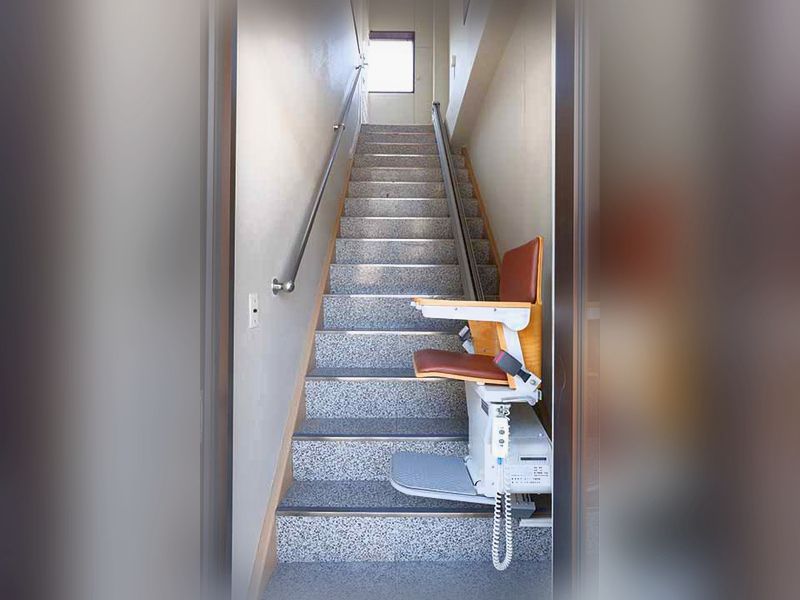 足が不自由な方向けに昇降機をご用意